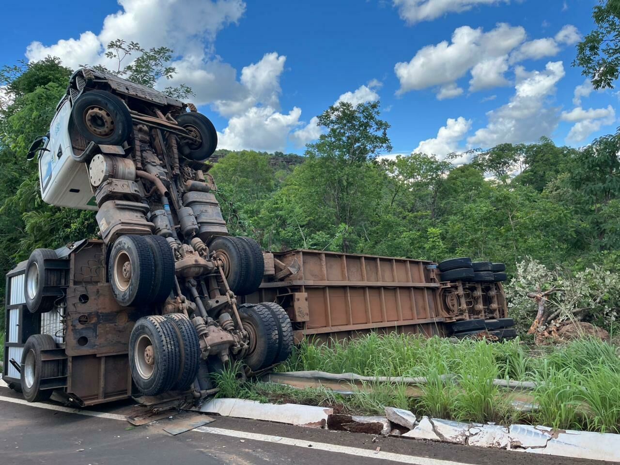 Imagem de compartilhamento para o artigo Caminhão com 60 bois tomba e cabine fica suspensa em acidente na MS-223, em Figueirão da MS Todo dia